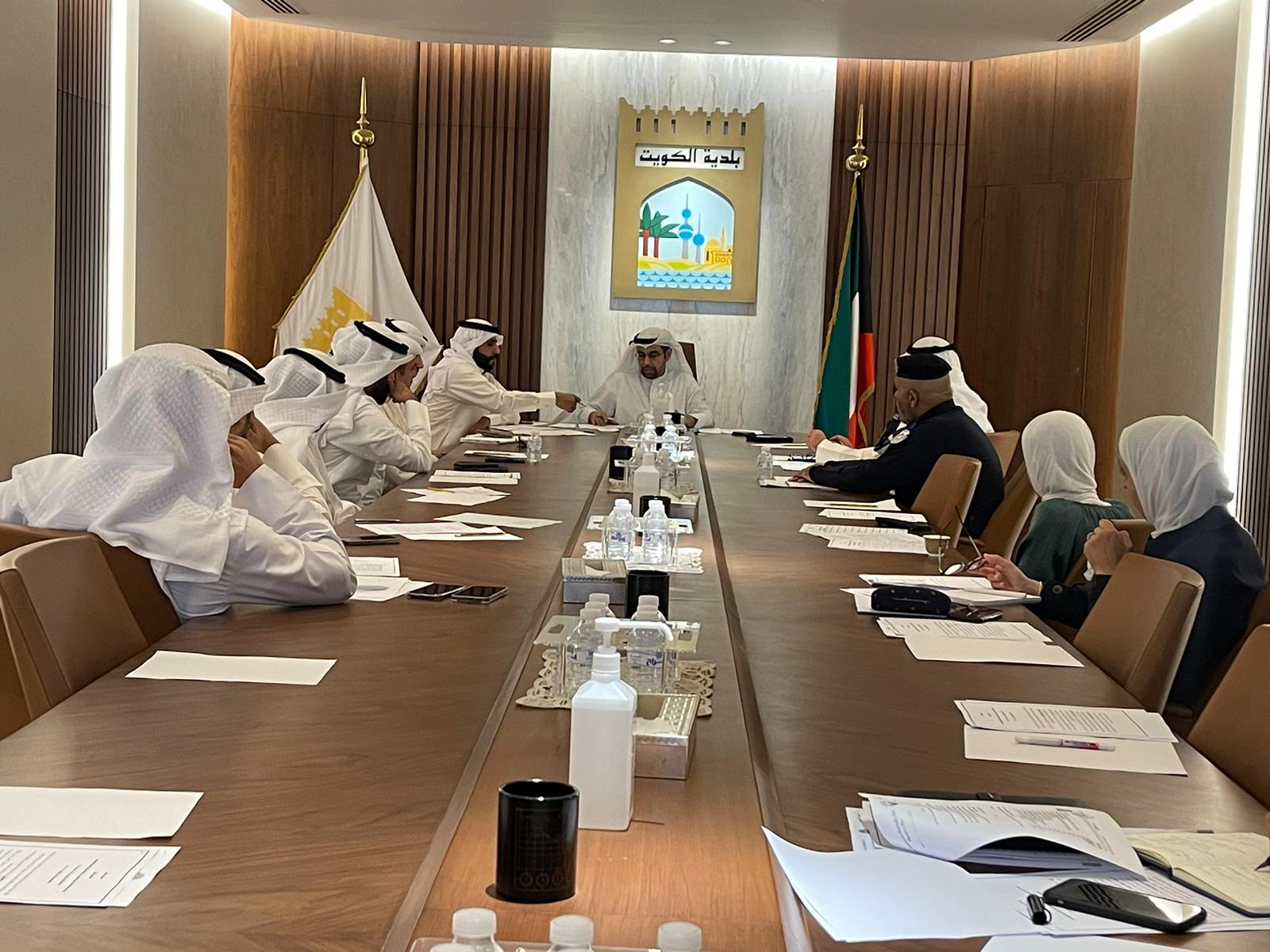 الدبوس : ملف حظر سكن العزاب في المناطق السكنية والنموذجية تحت مجهر البلدية  بالتعاون مع الجهات المعنية و بحضور" البيئة " و "القوى العاملة" 