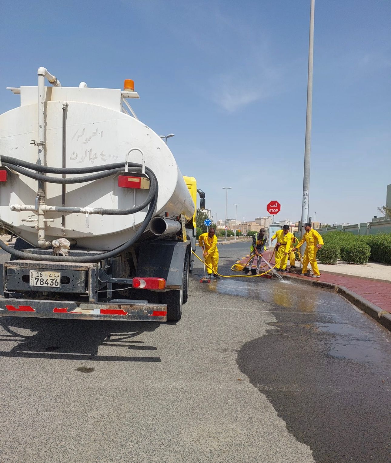 بلدية الكويت :  فرق ادارات النظافة انهت استعداداتها ليوم الاقتراع   -تسخير كافة الامكانات بتوفير المعدات والآليات وعمال التنظيف والحاويات وفق خطة متكاملة  -توزيع 1320 عامل و400 حاوية لمدارس الاقتراع لانتخابات مجلس الامة 2023